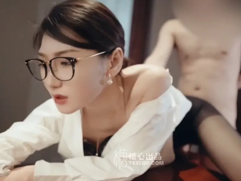 Vào phòng riêng được cấp trên nữ nứng liếm củ khoải cho
