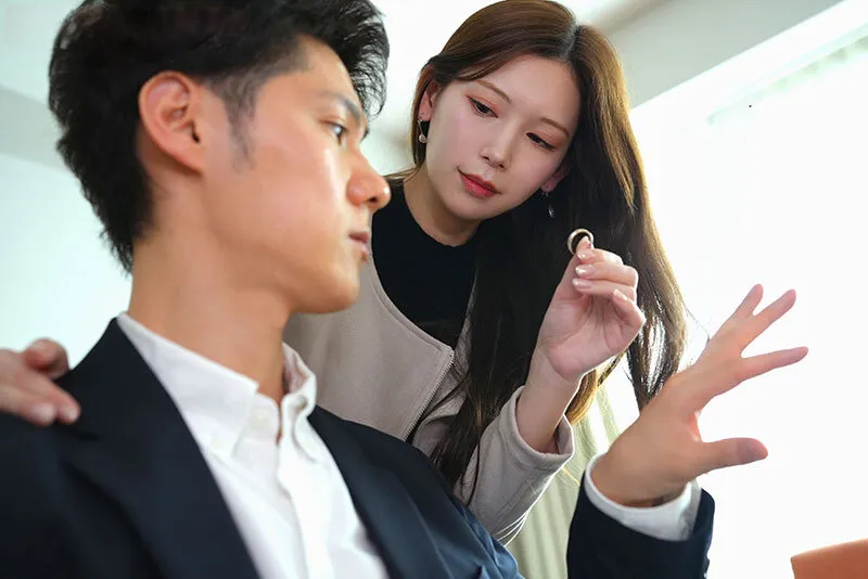 Người vợ đi đi chơi, gã chồng ở nhà bị nhỏ em người vợ gạ phang không trượt phát nào